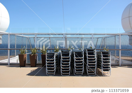 The upper deck of a large ocean-going tourist ship. 113371059