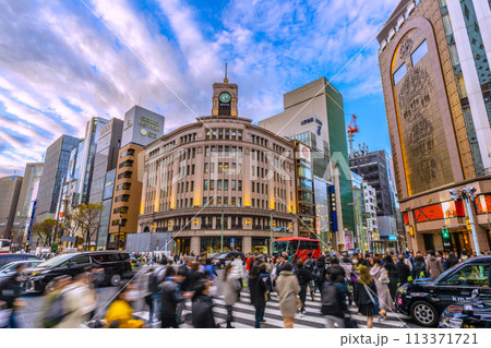 日本の東京都市景観 タクシーが横断歩道に…外国人観光客で賑わう銀座や雨の予兆！ナミナミ雲…＝27日 113371721