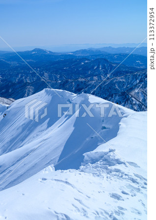 (群馬県)厳冬の谷川岳・西黒尾根の巨大な雪庇 (群馬県)厳冬の谷川岳・西黒尾根の巨大な雪庇 113372954