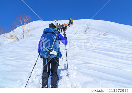 （群馬県）厳冬の谷川岳・混雑する天神尾根 113372955