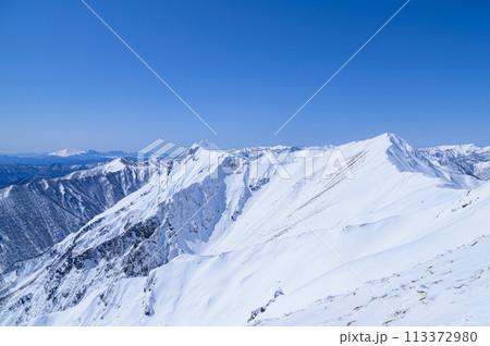 (群馬県)冬の谷川岳雪山・主稜線と山並みの絶景 (群馬県)冬の谷川岳雪山・主稜線と山並みの絶景 113372980