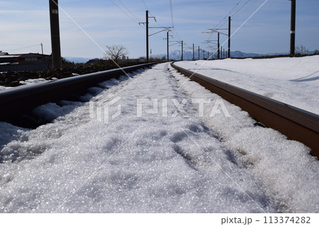 鉄道線路と雪景色 鉄道線路と雪景色 113374282