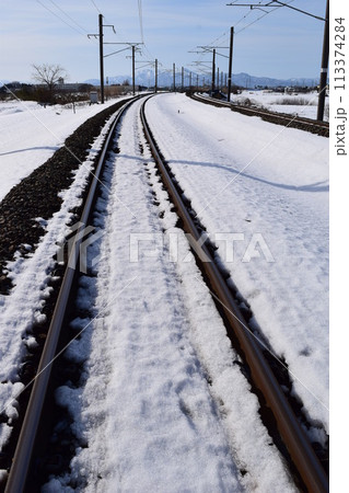 鉄道線路と雪景色 鉄道線路と雪景色 113374284