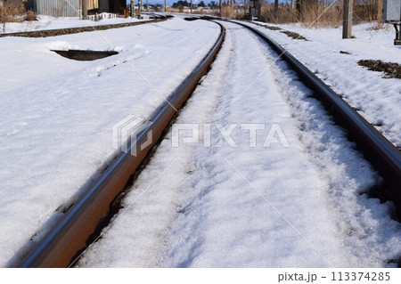鉄道線路と雪景色 113374285