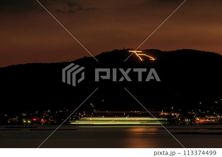 お盆の万葉火輝く夕焼けの瀬戸内の海 113374499