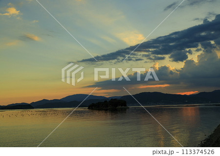 瀬戸内の夏の夕景色　雲間から昇る光芒 113374526