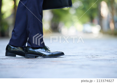 ビジネスイメージ　スーツを着た男性の足元　 113374827