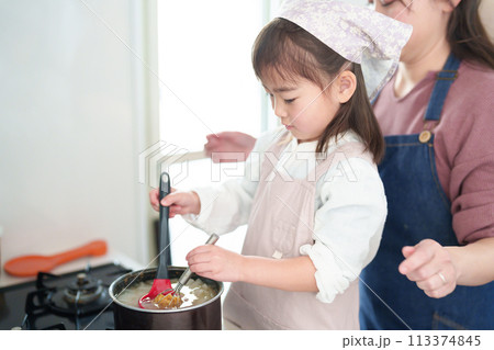 みそ汁を作る女の子とお母さん みそ汁を作る女の子とお母さん 113374845