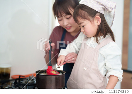 みそ汁を作る女の子とお母さん 113374850