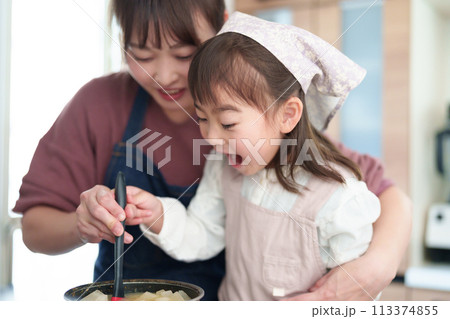 みそ汁を作る女の子とお母さん みそ汁を作る女の子とお母さん 113374855