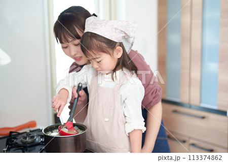 みそ汁を作る女の子とお母さん 113374862