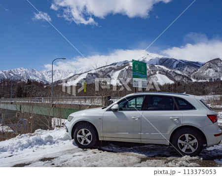 アウディQ5と冠雪の北アルプス アウディQ5と冠雪の北アルプス 113375053