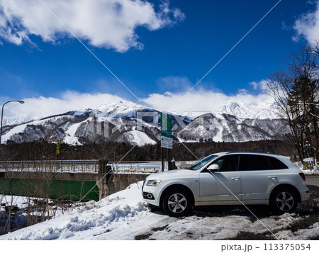 アウディQ5と冠雪の北アルプス 113375054