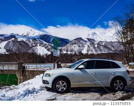 アウディQ5と冠雪の北アルプス 113375055