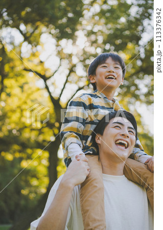 パパと息子の肩車 113376342