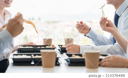 会議で出される仕出し弁当・福利厚生・ケータリング・デリバリー・社員食堂・社内カフェ・食事委託 113376499