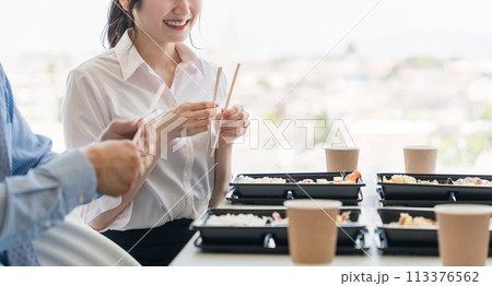 会議で出される仕出し弁当・福利厚生・ケータリング・デリバリー・社員食堂・社内カフェ・食事委託 113376562