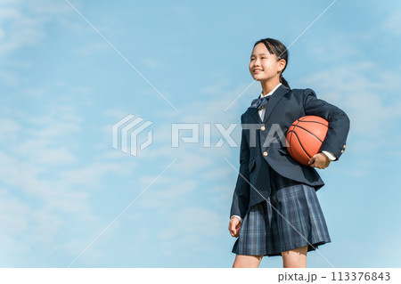 青空の中でバスケットボールを持つ女子中学生・女子高生(部活・スポーツ・運動部・バスケ部) 青空の中でバスケットボールを持つ女子中学生・女子高生(部活・スポーツ・運動部・バスケ部) 113376843