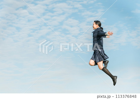 青空の中でジャンプする高校生・中学生・女子高生・学生 113376848