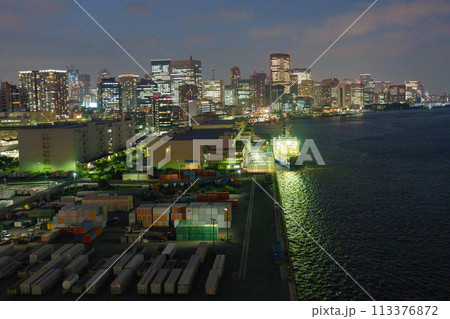 東京湾北側、港湾埠頭の夜景。 東京湾北側、港湾埠頭の夜景。 113376872