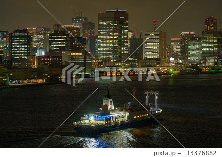 東京湾北側、港湾埠頭の夜景。 113376882