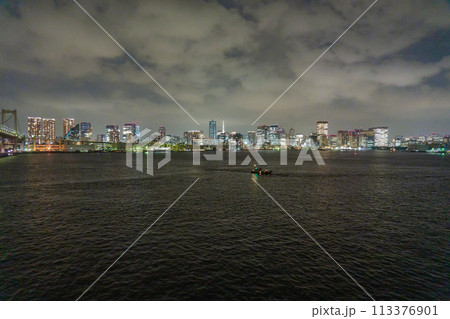 東京湾北側、港湾埠頭の夜景。 東京湾北側、港湾埠頭の夜景。 113376901