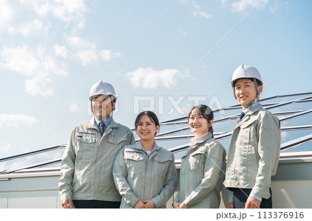 太陽光発電・ソーラーパネルの前に立つ電力会社・電気工事業者の作業着姿の技術者(クリーンエネルギー) 太陽光発電・ソーラーパネルの前に立つ電力会社・電気工事業者の作業着姿の技術者(クリーンエネルギー) 113376916