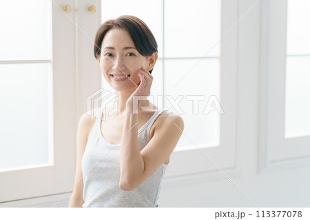 肌の潤いを実感する30代女性 肌の潤いを実感する30代女性 113377078