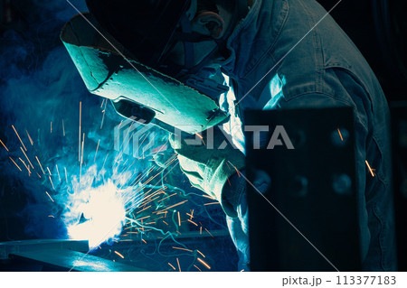 工場の溶接工 113377183