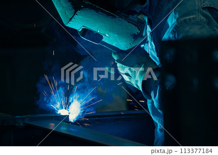 工場の溶接工 113377184