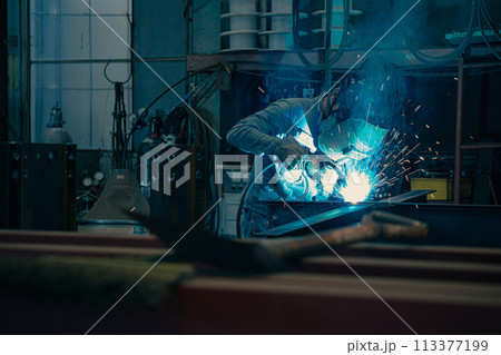 工場の溶接工 113377199
