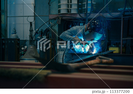 工場の溶接工 113377200