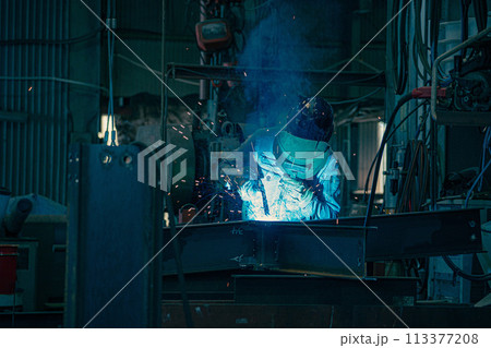 工場の溶接工 113377208