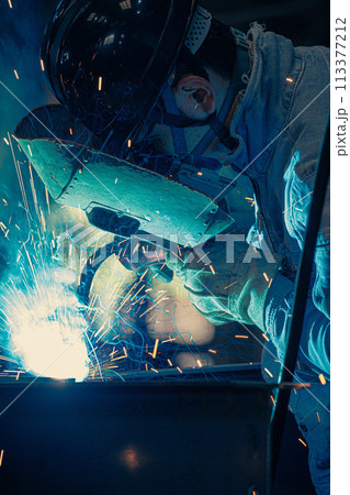 工場の溶接工 工場の溶接工 113377212