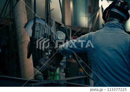 工場の溶接工 工場の溶接工 113377225