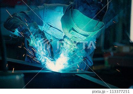 工場の溶接工 113377251