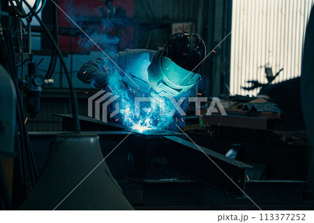 工場の溶接工 113377252