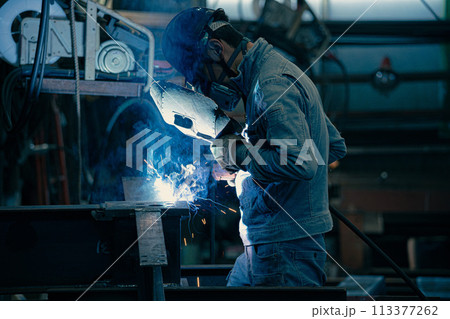 工場の溶接工 113377262