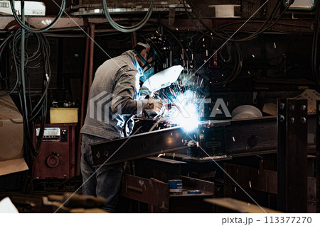 鉄工場の作業員 113377270