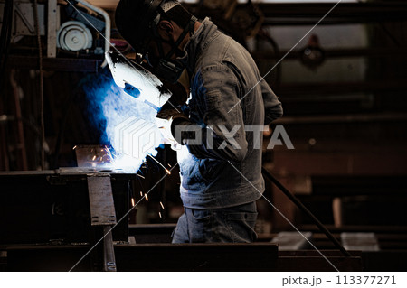 鉄工場の作業員 鉄工場の作業員 113377271