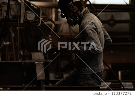 鉄工場の作業員 113377272
