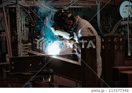 鉄工場の作業員 113377348