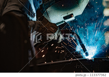 鉄工場の作業員 鉄工場の作業員 113377362