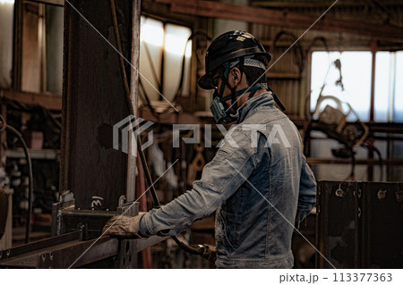 鉄工場の作業員 113377363