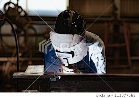 鉄工場の作業員 鉄工場の作業員 113377365