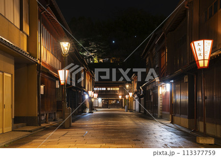 金沢のひがし茶屋街の夜景 113377759