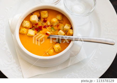 Gaspacho served in bowl in restaurant 113378129