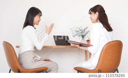 診察する医師と患者 診察する医師と患者 113378293