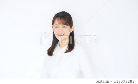 白いスーツを着た爽やかなミドル女性 113378295