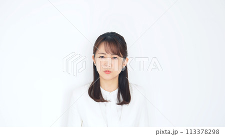 前を見つめるミドル女性 113378298